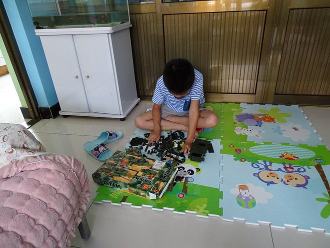 Sự khác biệt về những món đồ chơi của trẻ em nghèo và trẻ em có điều kiện sống tốt khiến ai cũng xót xa
