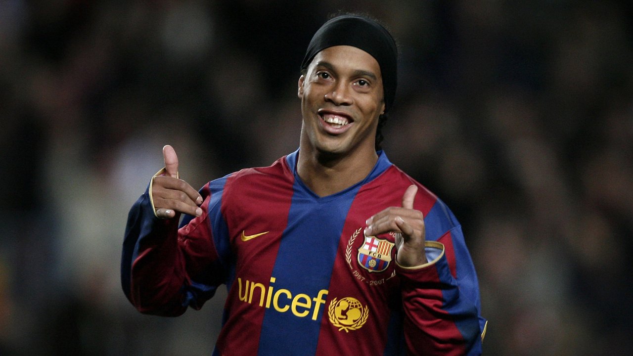 ronaldinho-la-ai-va-ro-tin-don-ronaldinho-cuoi-mot-luc-hai-vo