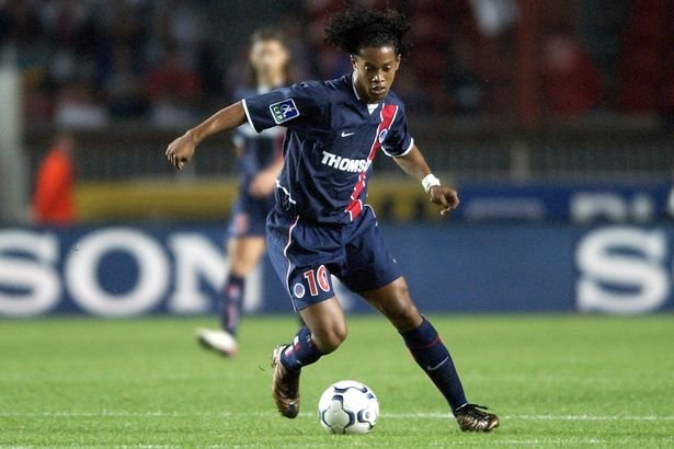 ronaldinho-la-ai-va-ro-tin-don-ronaldinho-cuoi-mot-luc-hai-vo