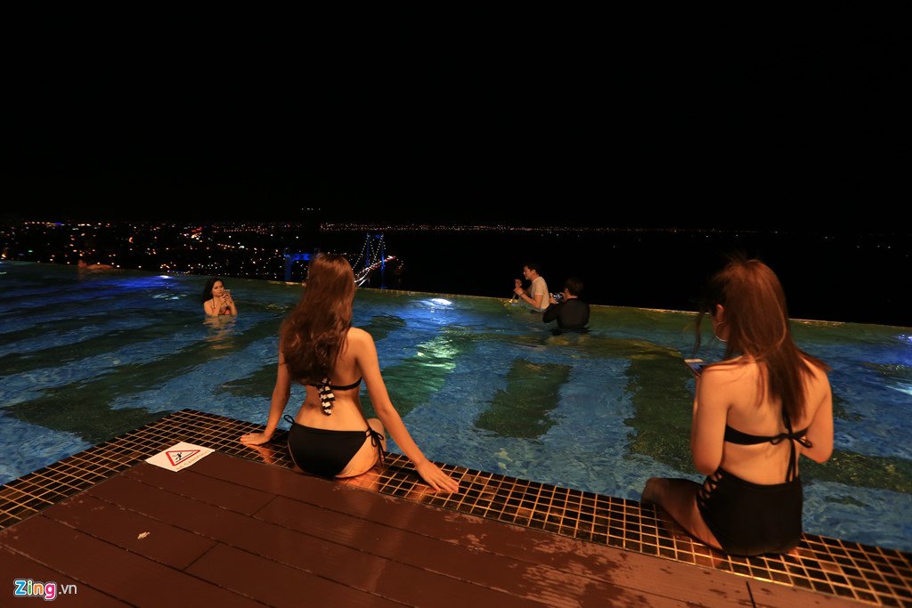 Mặc bikini ở bể bơi xem pháo hoa của Pháp tại Đà Nẵng