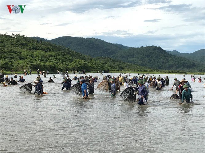 Hàng trăm người đội nắng 