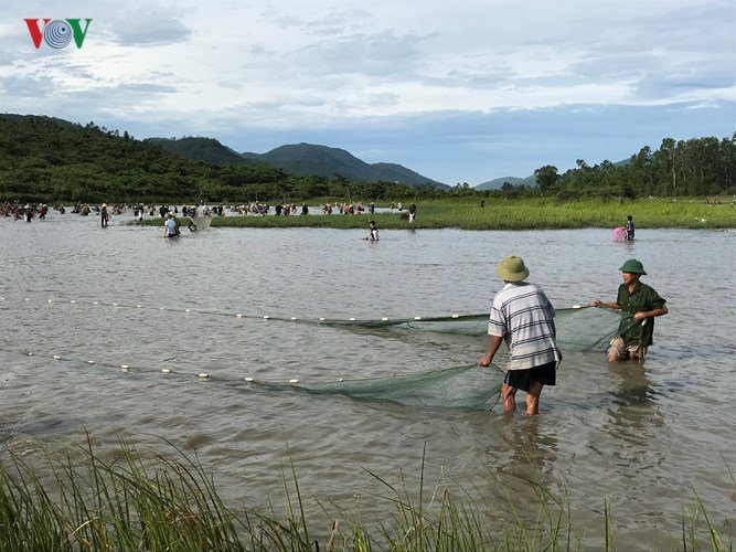 Hàng trăm người đội nắng 