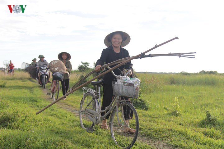 Hàng trăm người đội nắng 