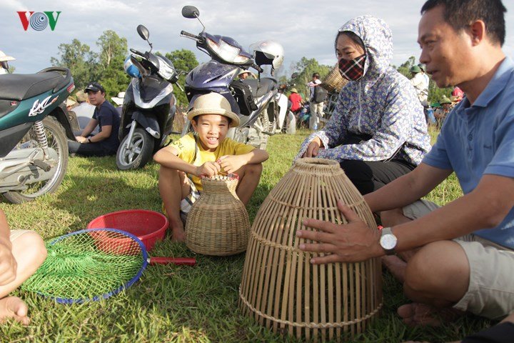Hàng trăm người đội nắng 