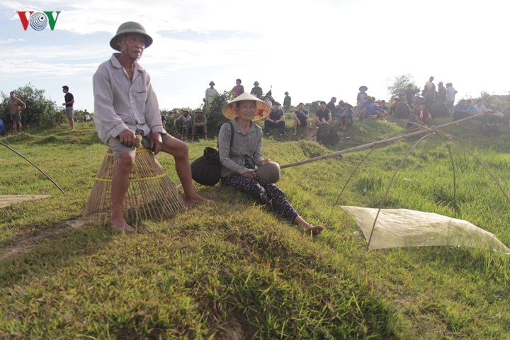 Hàng trăm người đội nắng 