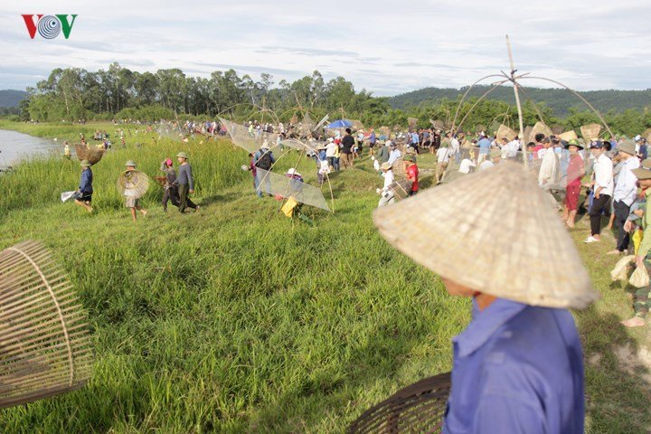 Hàng trăm người đội nắng 