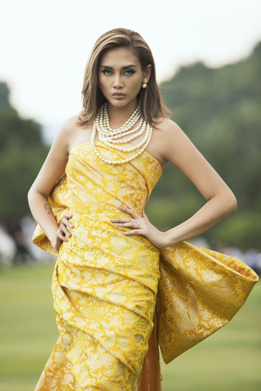 sau-khi-tro-thanh-hlv-dau-tien-cua-the-face-2018-vo-hoang-yen-dep-khong-goc-chet-catwalk-giua-san-golf