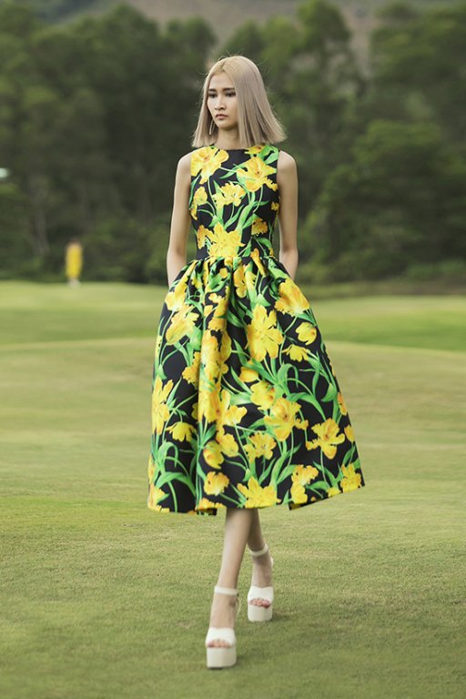 sau-khi-tro-thanh-hlv-dau-tien-cua-the-face-2018-vo-hoang-yen-dep-khong-goc-chet-catwalk-giua-san-golf