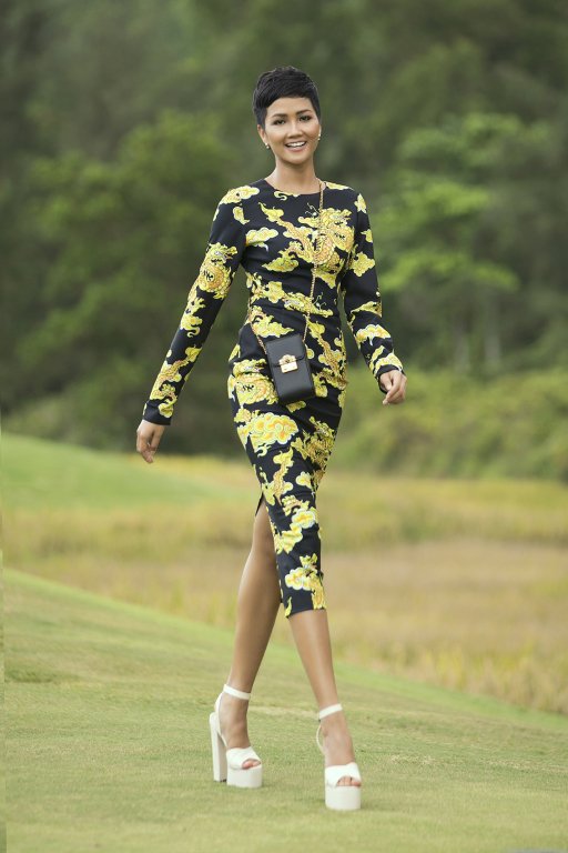 sau-khi-tro-thanh-hlv-dau-tien-cua-the-face-2018-vo-hoang-yen-dep-khong-goc-chet-catwalk-giua-san-golf