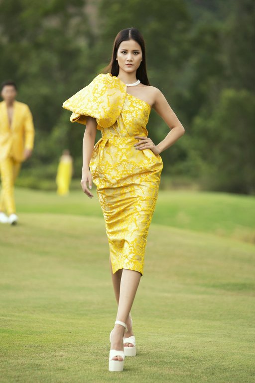 sau-khi-tro-thanh-hlv-dau-tien-cua-the-face-2018-vo-hoang-yen-dep-khong-goc-chet-catwalk-giua-san-golf