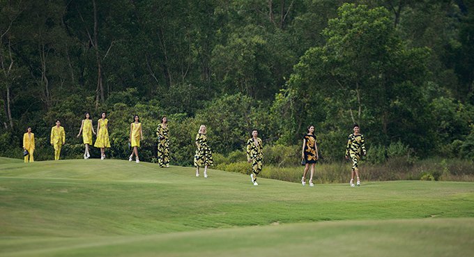 sau-khi-tro-thanh-hlv-dau-tien-cua-the-face-2018-vo-hoang-yen-dep-khong-goc-chet-catwalk-giua-san-golf