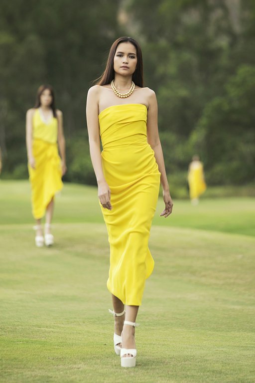 sau-khi-tro-thanh-hlv-dau-tien-cua-the-face-2018-vo-hoang-yen-dep-khong-goc-chet-catwalk-giua-san-golf