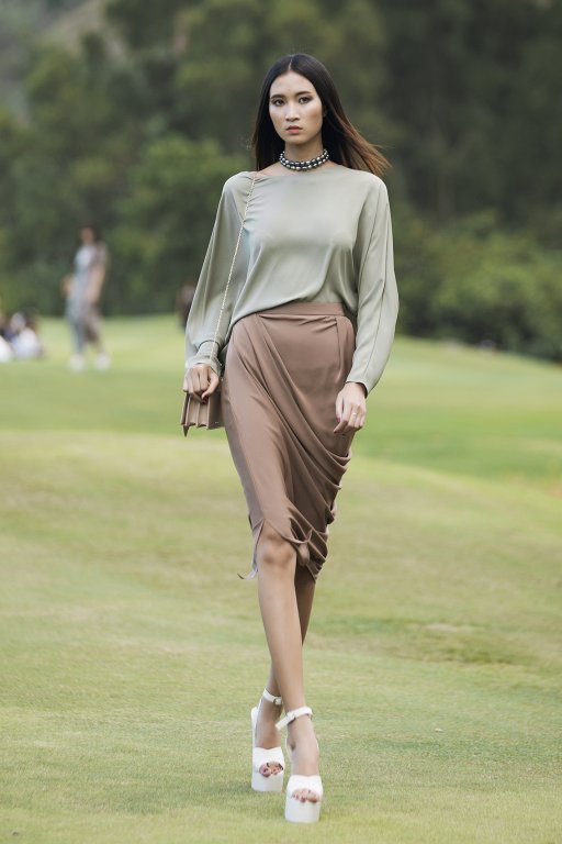 sau-khi-tro-thanh-hlv-dau-tien-cua-the-face-2018-vo-hoang-yen-dep-khong-goc-chet-catwalk-giua-san-golf