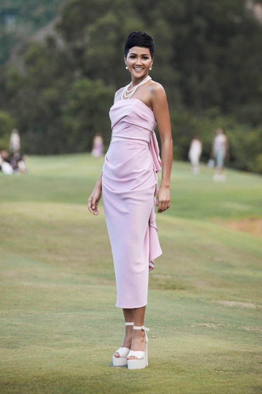 sau-khi-tro-thanh-hlv-dau-tien-cua-the-face-2018-vo-hoang-yen-dep-khong-goc-chet-catwalk-giua-san-golf