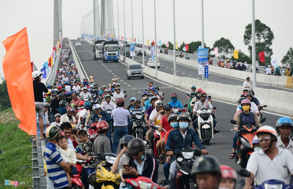 Dòng người ùn ùn lên cây cầu mới ở Đồng Tháp đi thử và chụp ảnh