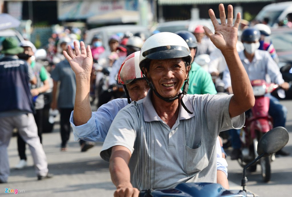 Dòng người ùn ùn lên cây cầu mới ở Đồng Tháp đi thử và chụp ảnh