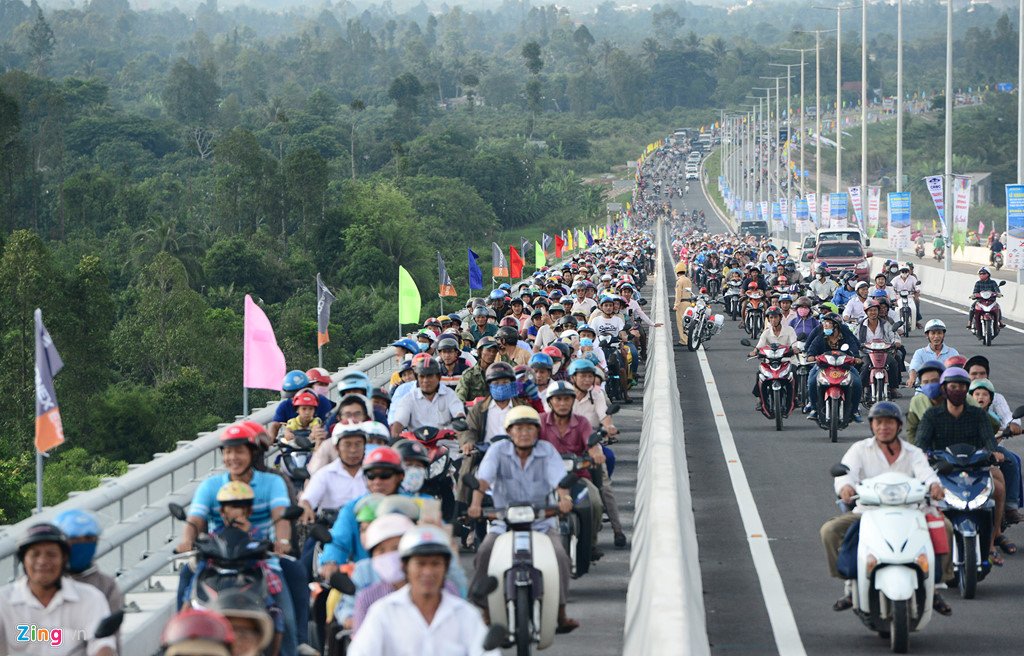 Dòng người ùn ùn lên cây cầu mới ở Đồng Tháp đi thử và chụp ảnh