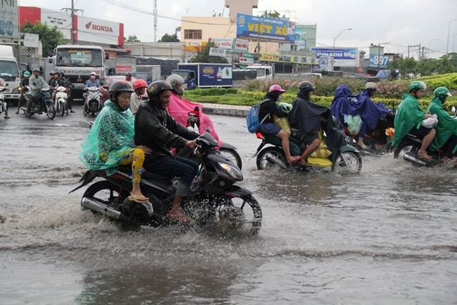 Mưa nhỏ cũng khiến đường phố Sài Gòn ngập lênh láng nhiều giờ