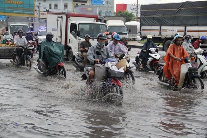 Mưa nhỏ cũng khiến đường phố Sài Gòn ngập lênh láng nhiều giờ