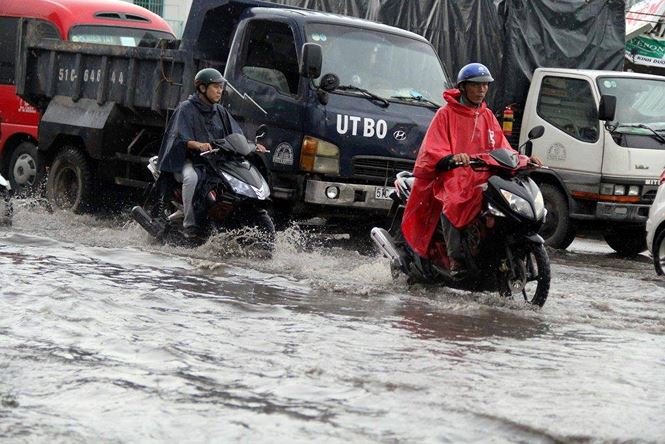 Mưa nhỏ cũng khiến đường phố Sài Gòn ngập lênh láng nhiều giờ