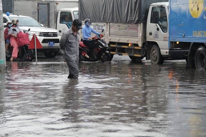 Mưa nhỏ cũng khiến đường phố Sài Gòn ngập lênh láng nhiều giờ