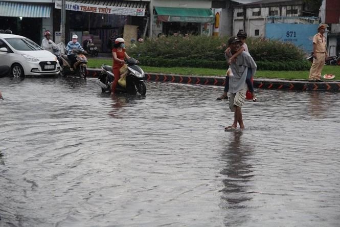 Mưa nhỏ cũng khiến đường phố Sài Gòn ngập lênh láng nhiều giờ