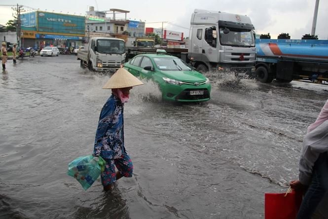 Mưa nhỏ cũng khiến đường phố Sài Gòn ngập lênh láng nhiều giờ