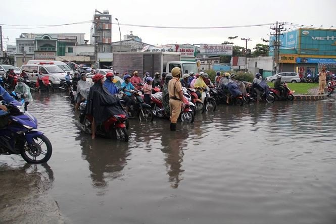 Mưa nhỏ cũng khiến đường phố Sài Gòn ngập lênh láng nhiều giờ