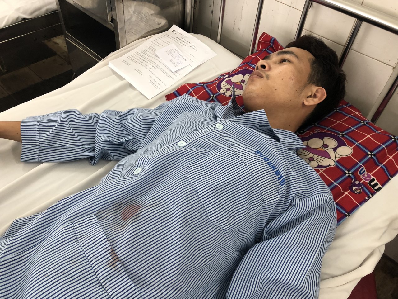 giay-phut-3-nhan-vien-ngan-hang-bi-cuop-giat-iphone-trut-mua-dao-vao-nguoi-o-tp-hcm
