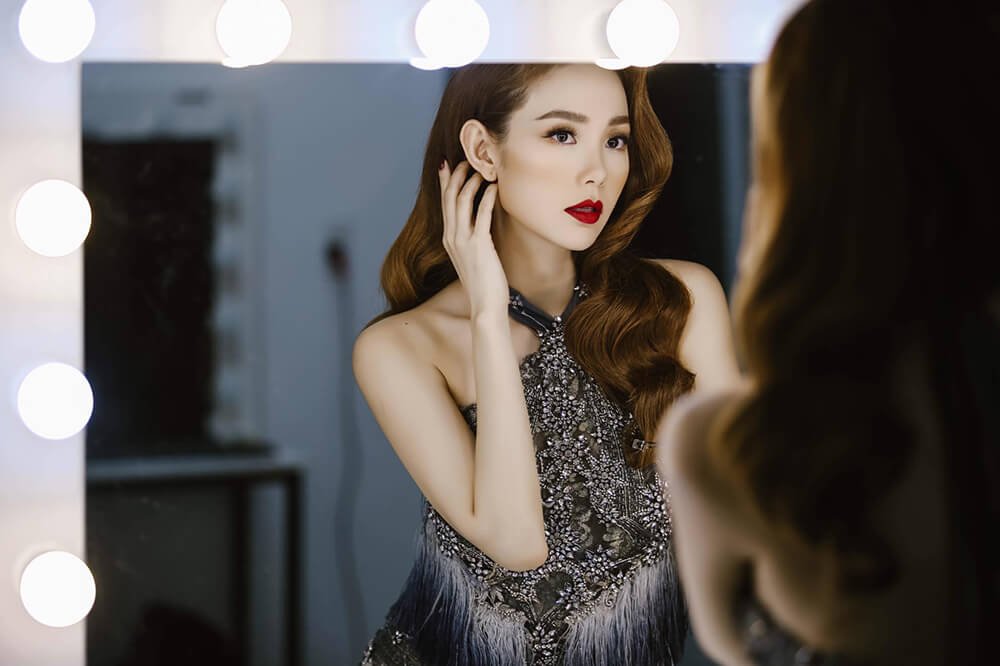 vi-sao-dan-huan-luyen-vien-the-face-vietnam-cu-he-ra-mat-la-lai-gay-tranh-cai