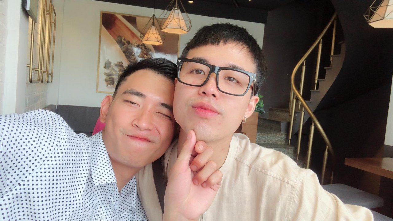 Bức ảnh 4 tiếng ngồi rửa bát khi ra mắt gia đình bạn gái, giúp chàng trai tìm được chân ái bên một người đàn ông