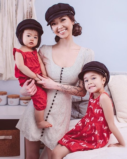 Bà mẹ gốc Việt nổi tiếng nhờ những bức ảnh chụp cùng con gái