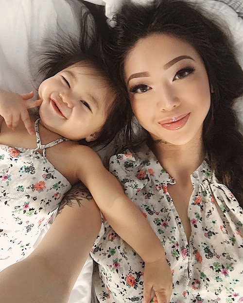 Bà mẹ gốc Việt nổi tiếng nhờ những bức ảnh chụp cùng con gái