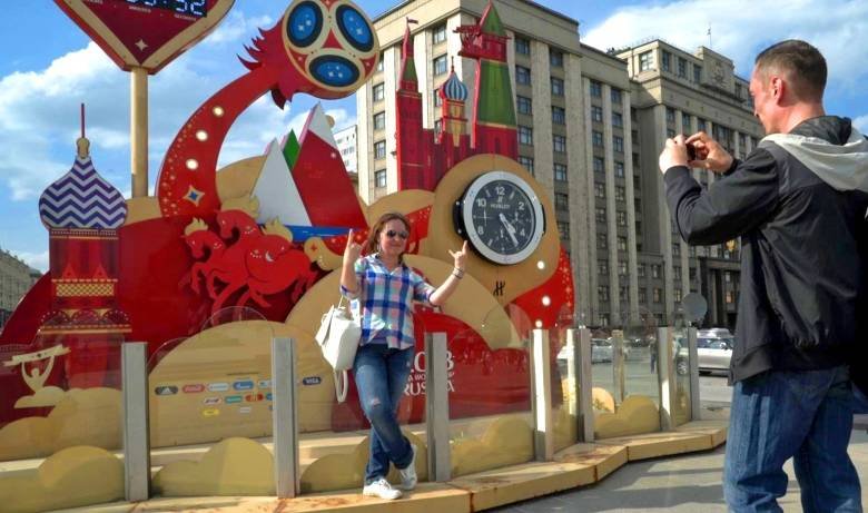 Người Nga tập cười, học tiếng Anh đón khách Tây dịp World Cup