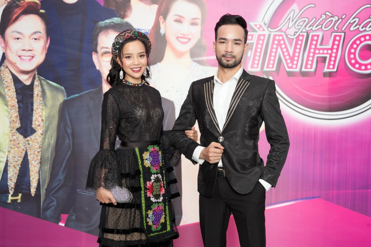 quan-quan-sao-mai-2017-sen-hoang-my-lam-vao-sai-gon-thi-hat-bolero