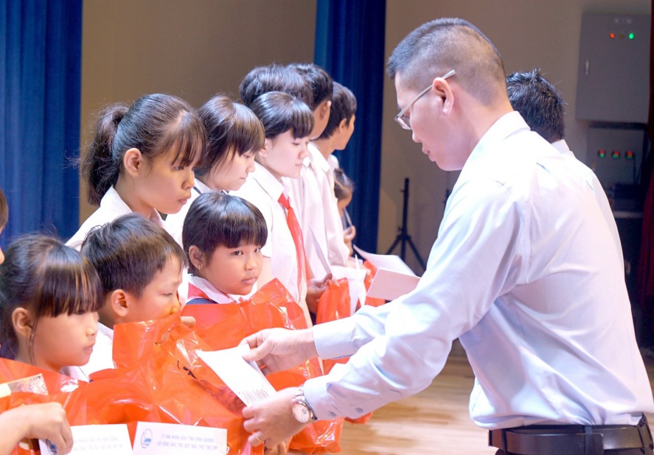 tan-hiep-phat-trao-tang-hang-nghin-phan-qua-cho-tre-em-nhan-ngay-quoc-te-thieu-nhi