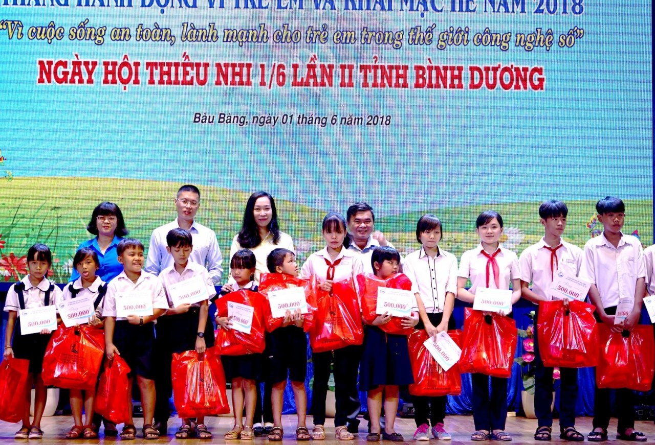 tan-hiep-phat-trao-tang-hang-nghin-phan-qua-cho-tre-em-nhan-ngay-quoc-te-thieu-nhi