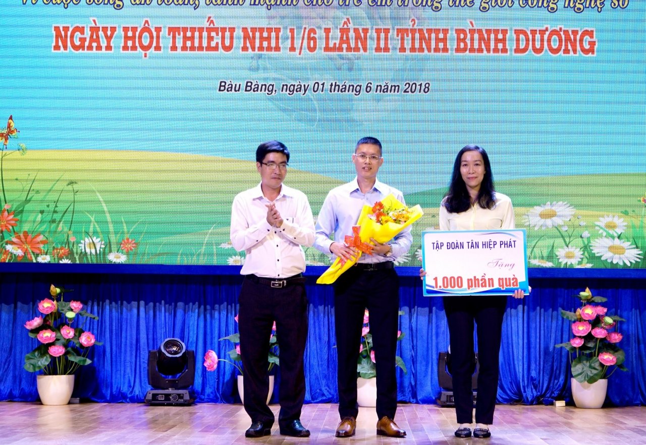 tan-hiep-phat-trao-tang-hang-nghin-phan-qua-cho-tre-em-nhan-ngay-quoc-te-thieu-nhi