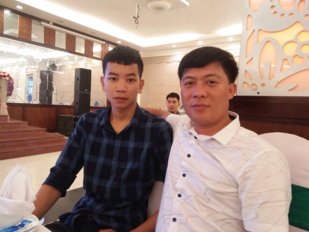 trao-hoc-bong-va-sach-chuyen-nha-dr-thanh-cho-nam-sinh-mo-coi-hieu-hoc