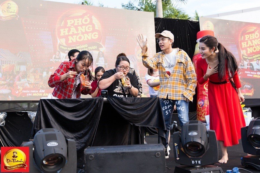 huyen-my-chan-tran-rang-ro-quay-tung-le-hoi-pho-hang-nong-da-nang