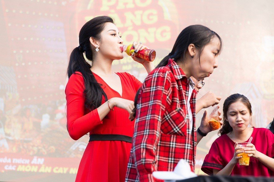 huyen-my-chan-tran-rang-ro-quay-tung-le-hoi-pho-hang-nong-da-nang