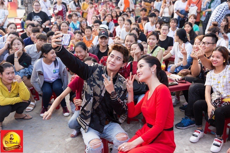 huyen-my-chan-tran-rang-ro-quay-tung-le-hoi-pho-hang-nong-da-nang