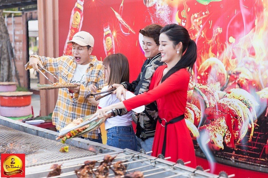 huyen-my-chan-tran-rang-ro-quay-tung-le-hoi-pho-hang-nong-da-nang