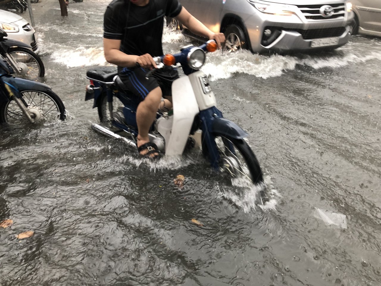 mua-lon-o-sai-gon-cua-ngo-ra-vao-san-bay-tan-son-nhat-un-tac