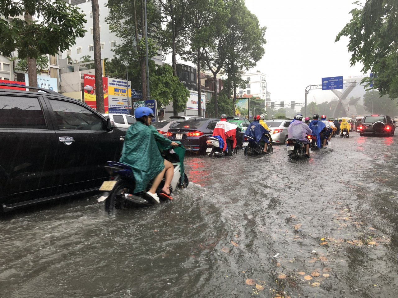 mua-lon-o-sai-gon-cua-ngo-ra-vao-san-bay-tan-son-nhat-un-tac