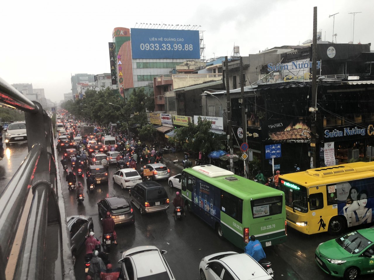 mua-lon-o-sai-gon-cua-ngo-ra-vao-san-bay-tan-son-nhat-un-tac