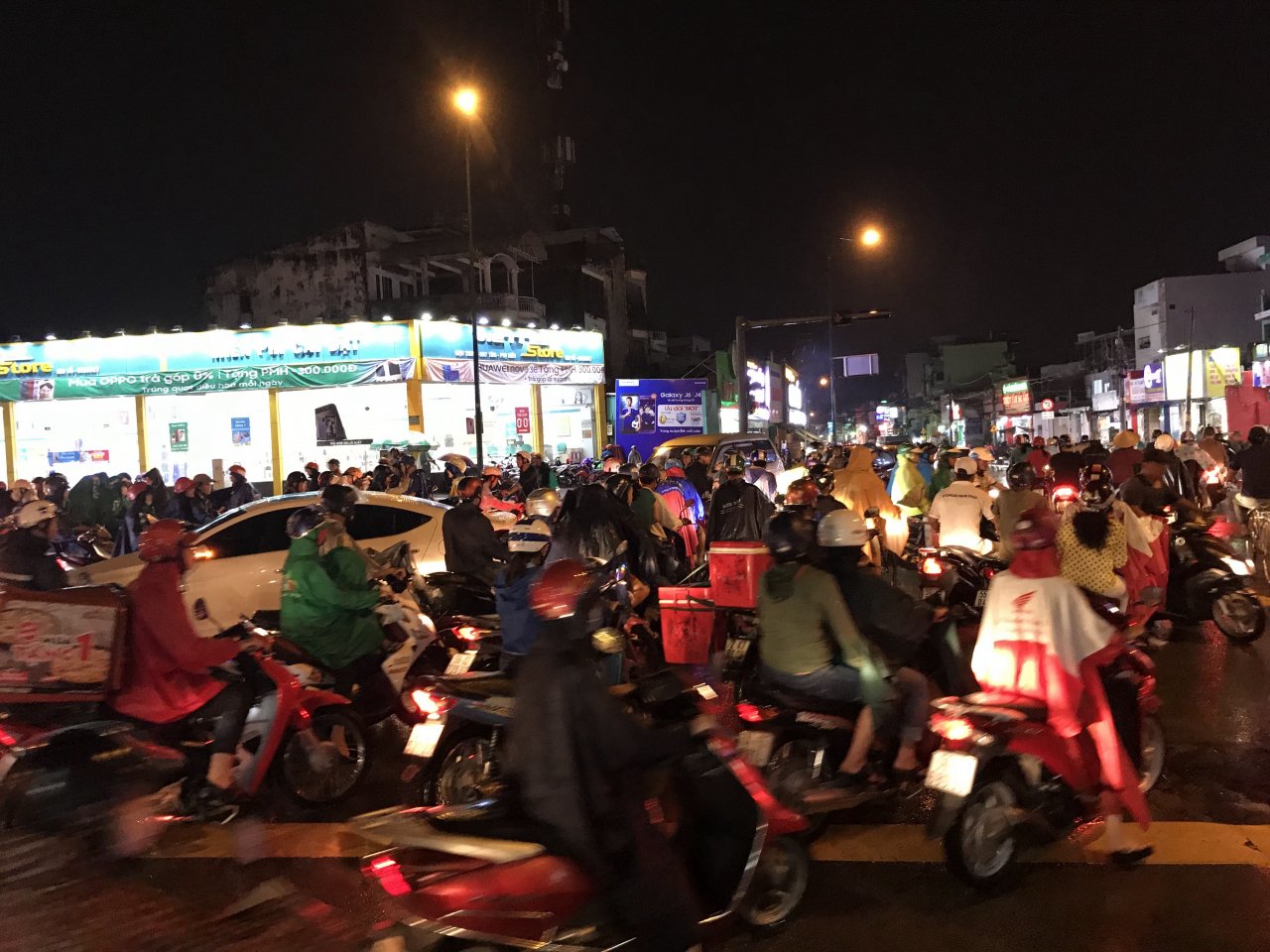 mua-lon-o-sai-gon-cua-ngo-ra-vao-san-bay-tan-son-nhat-un-tac