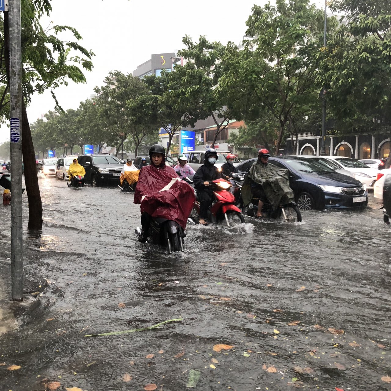 mua-lon-o-sai-gon-cua-ngo-ra-vao-san-bay-tan-son-nhat-un-tac