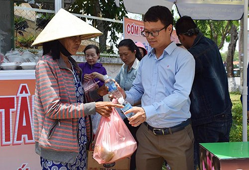 Chủ doanh nghiệp trẻ mở quán cơm 3.000 đồng cho người nghèo