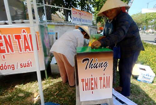 Chủ doanh nghiệp trẻ mở quán cơm 3.000 đồng cho người nghèo